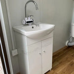 Doppelter Sanitärcontainer mit Abwassertank – WC-Container mit integriertem Fäkalientank