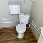 Doppelter Sanitärcontainer mit Abwassertank (weiß) – WC-Container mit integriertem Fäkalientank