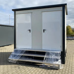 Doppelter Sanitärcontainer mit Abwassertank (weiß) – WC-Container mit integriertem Fäkalientank