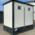 Doppelter Sanitärcontainer mit Abwassertank (weiß) – WC-Container mit integriertem Fäkalientank