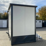 Doppelter Sanitärcontainer mit Abwassertank (weiß) – WC-Container mit integriertem Fäkalientank