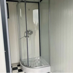 Sanitärcontainer 4 x 2 m mit Dusche und Doppel-WC – komplett ausgestatteter WC-Duschcontainer
