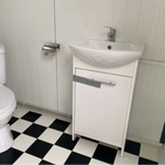 Sanitärcontainer 4 x 2 m mit Dusche und Doppel-WC – komplett ausgestatteter WC-Duschcontainer