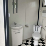 Sanitärcontainer 4 x 2 m mit Dusche und Doppel-WC – komplett ausgestatteter WC-Duschcontainer