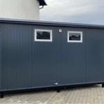 Sanitärcontainer 4 x 2 m mit Dusche und Doppel-WC – komplett ausgestatteter WC-Duschcontainer
